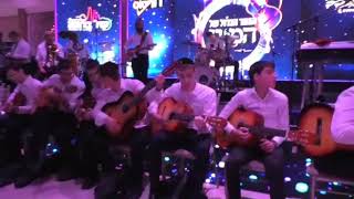 שלמה כהן-אוחילה לקל עם 100 גיטרות