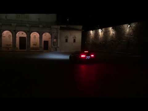 Spoleto, in auto sulla scalinata di fronte al Duomo