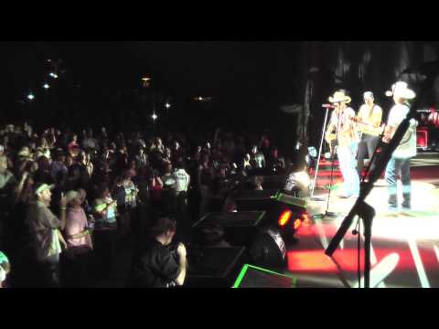 Tracy Lawrence - Paint Me A Birmingham (Live with Luke Bryan & Jason Aldean)