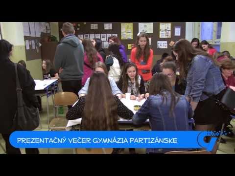 Gymnázium obliehali davy ľudí. 