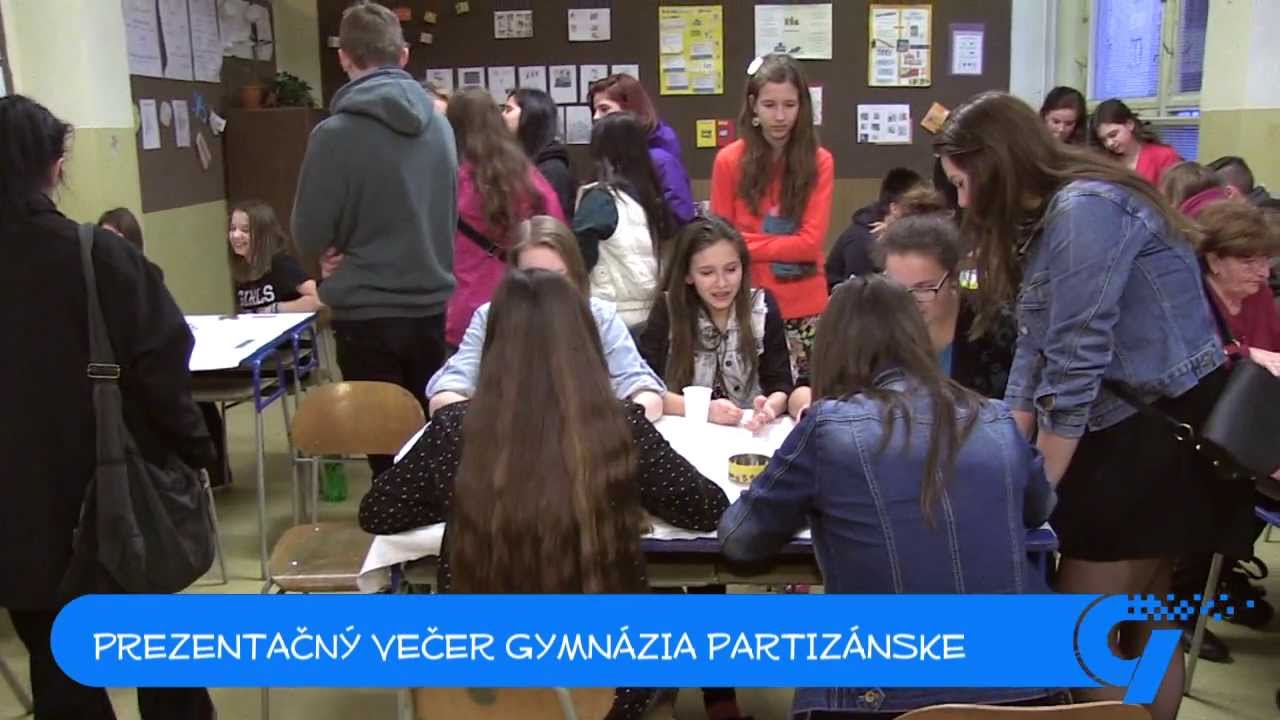 Gymnázium obliehali davy ľudí. 
