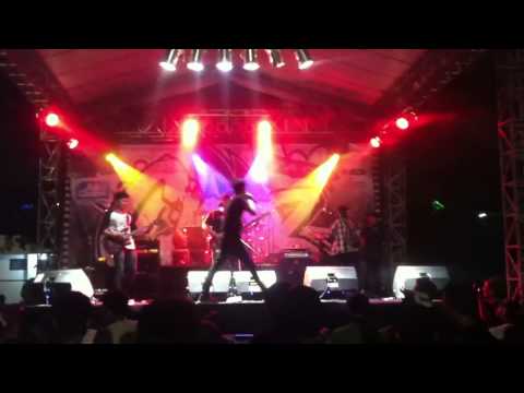 Noise Addict - We Are The Champions cover (Queen) at Jakcloth