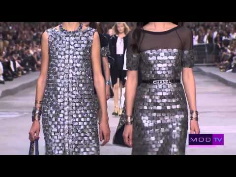 Chanel SS 2015 Fashion Show x Karl Lagerfeld, Gisele Bundchen - Paris Fashion Week