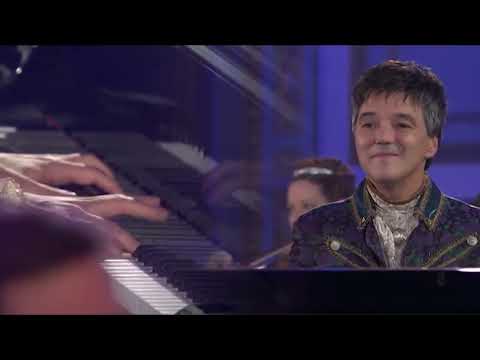 Waltzes in Evening Gowns / Valse en Robe de Bal