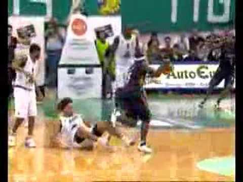 Assist di Mire Chatman per Ognjen Askrabic (Lottomatica Virtus Roma)