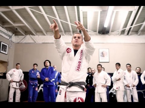 Vinicius Draculino Shows Spider-Guard Sweep to Knee-on-Belly Technique