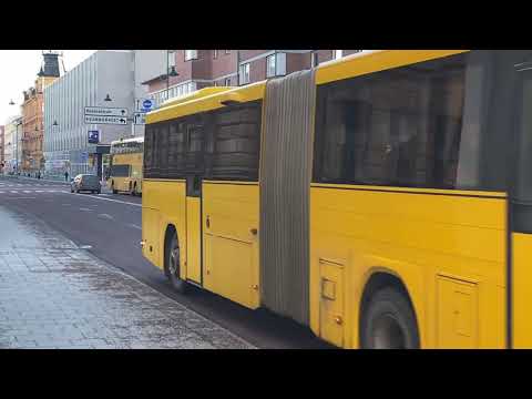 Nobina 6822 kör förbi Raoul Wallenbergskolan