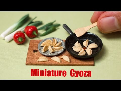 微型餃子聚合物粘土玩偶屋食品//Fimo教程。 (Miniature Gyoza Polymer Clay Dollhouse Food // Fimo Tutorial)