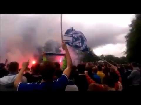 KSC Fans feiern Ihre Mannschaft nach Relegationsspiel HSV - KSC 2015