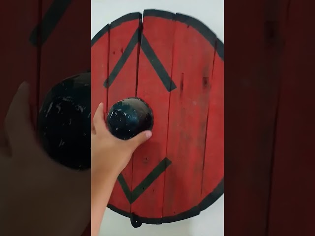 Vídeo relacionado con Escudo vikingo de madera - Escudo medieval Valhalla auténtico vikingo desgastado por la batalla, Decoración decorativa para pared, regalos perfectos para hombres y niños