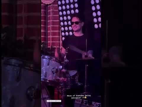 Mike Viola & the beer boys improv & “that thing you do” in Hamburg 2/22/23 VIA @Selena_28_ on IG