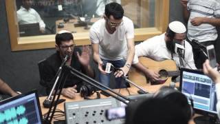 חנן בן ארי מבצע את "תותים" - באולפני רדיו קול ברמה