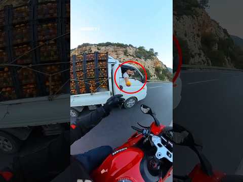 😱Finally, the tempo driver gave an orange to the motorcyclist.#shortvideo