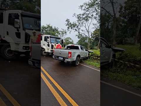 Acidente entre caminhão e caminhonete na PR-562