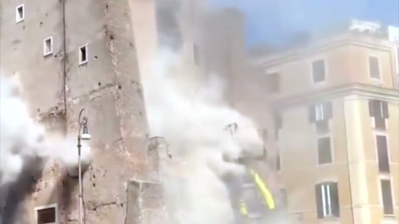 IL MOMENTO DEL SECONDO CROLLO ALLA TORRE DEI CONTI DURANTE LE OPERAZIONI DI SOCCORSO