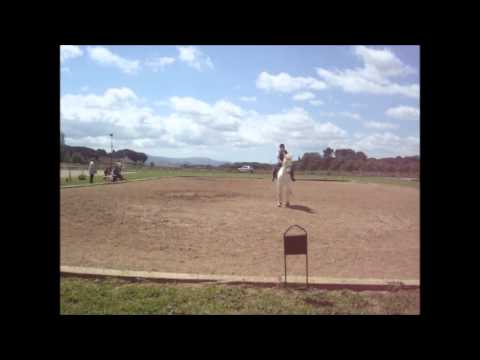 Galopando en la pista de concurso