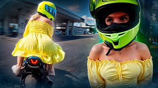 Con un vestido en una MOTO... Cuando hace mucho calor afuera