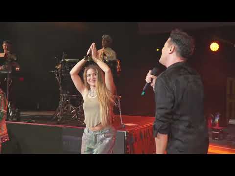 Shakira sorprende a Carlos Vives en concierto de Miami (La Bicicleta/Currambera) - El Tour de los 30