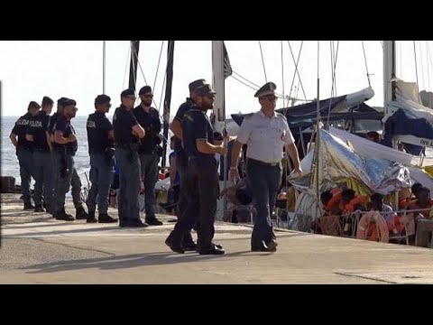 السلطات الإيطالية تحتجز سفينة إنقاذ والشرطة تؤكد عزمها إنزال المهاجرين…