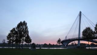 preview picture of video 'Time-lapse : Strasbourg, Jardin des Deux rives, passerelle Mimram au couchant à Kehl'