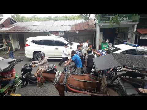 Macet, Gus Ipul Turun Dari Mobil Sapa Warga Gresik