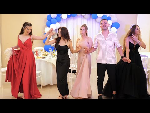 Maturantet e "djegin" me valle popullore mbremjen e matures ! ( Matura 2021 Grabian )