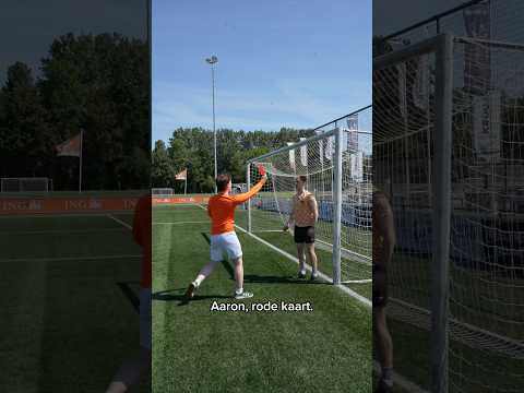 Een tweeling met een rode kaart 😳 Zit jij op een sport? 🤔