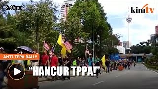 Download lagu Anti-TPPA Rally: 2:45pm - 2500 strong crowd from 3 locations march toward Padang Merbok mp3