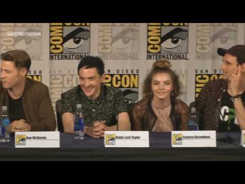 Camren Bicondova e David Mazouz - Gotham Comic Con 2016 Painel [Legendado - PT]