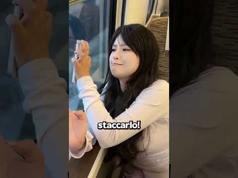 Il Telefono Le Si È Incollato Al Vetro Per Davvero!😨