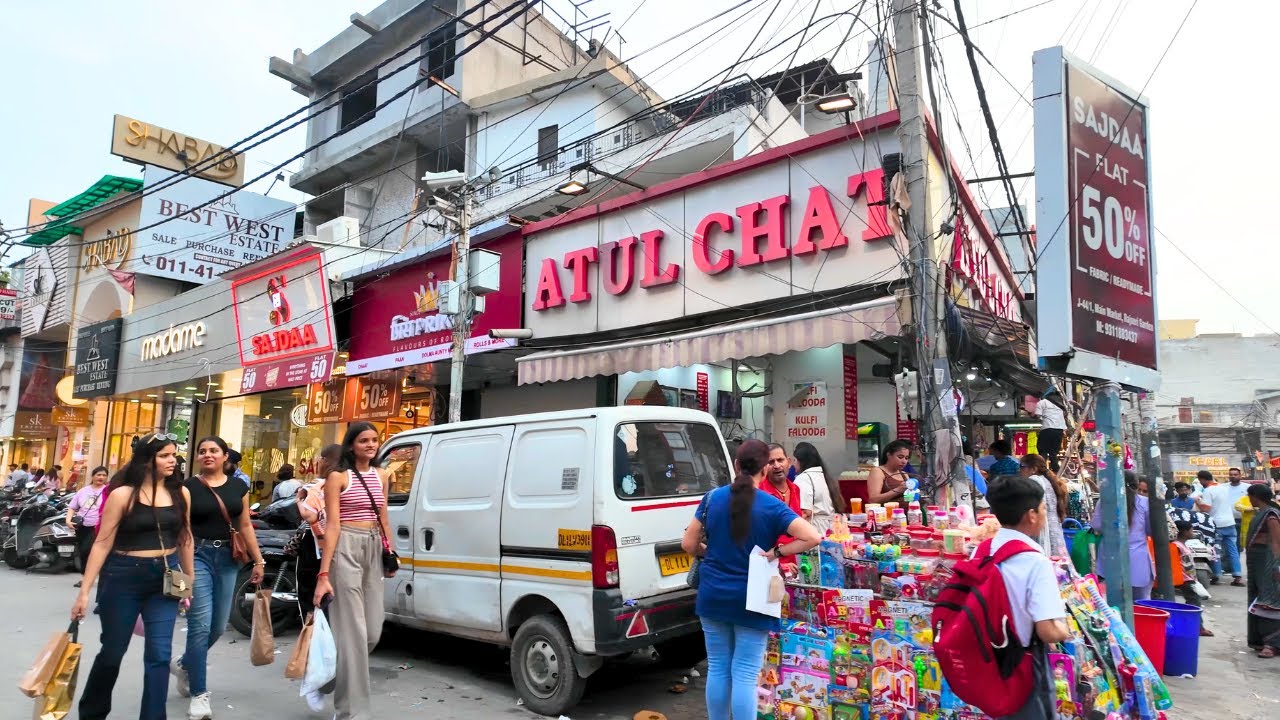 Immersive street-level walking tour through India (Market 16), India, showcasing authentic urban landscapes, local architecture, and the vibrant atmosphere of the city's neighborhoods