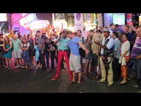 Фокусник в красных штанах на Wallking Street. Full HD.﻿