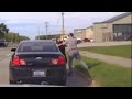 Ohio, uomo aggredisce poliziotta: fermato dai passanti, il video della dashcam
