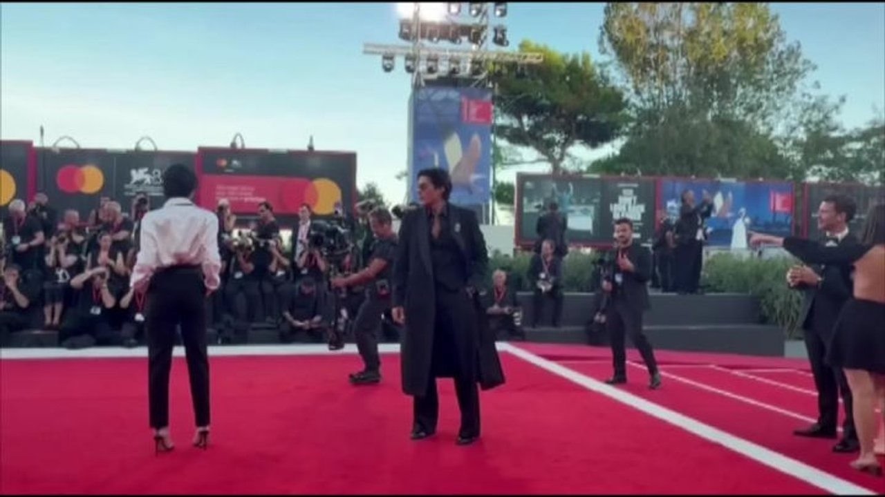 Venezia 83, l'attore Cristiano Caccamo sfila sul red carpet con un look alla Matrix