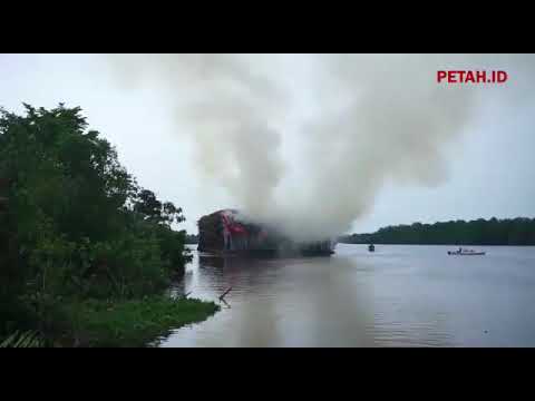 Tongkang Pengangkut Kayu Akasia Terbakar di Sungai Siak