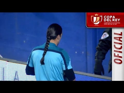 Pinto regala su sudadera de entrenamiento a un niño Copa del Rey