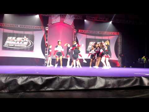 Girl falls on her neck during cheer comp.