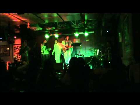 Julian Cadosch Ft Martinika - Alejate // En vivo @La Hamburgueseria