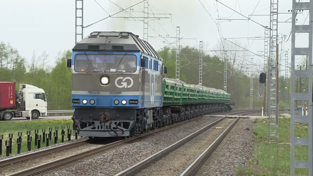 Тепловоз ТЭП70-0320 с думпкарами на о.п. Кулли / TEP70-0320 with dumpcars at Kulli stop