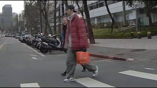 大過年的你闖紅燈還可以走那麼順，我也是服了你