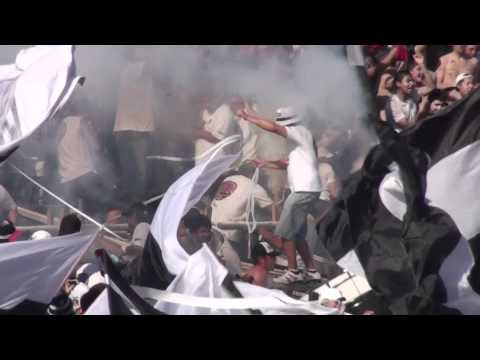 "Colo Colo - Salida contra las Madres Clausura 2011" Barra: Garra Blanca &bull; Club: Colo-Colo