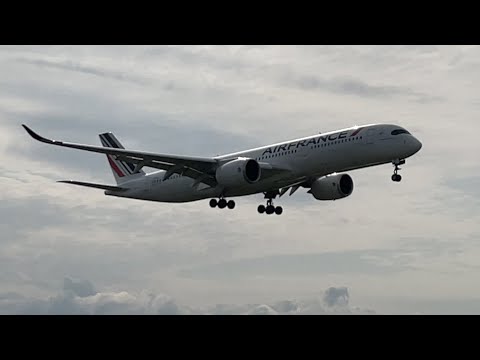 Plane Spotting at Toronto Pearson Airport, runway 06 arrivals - July 2021