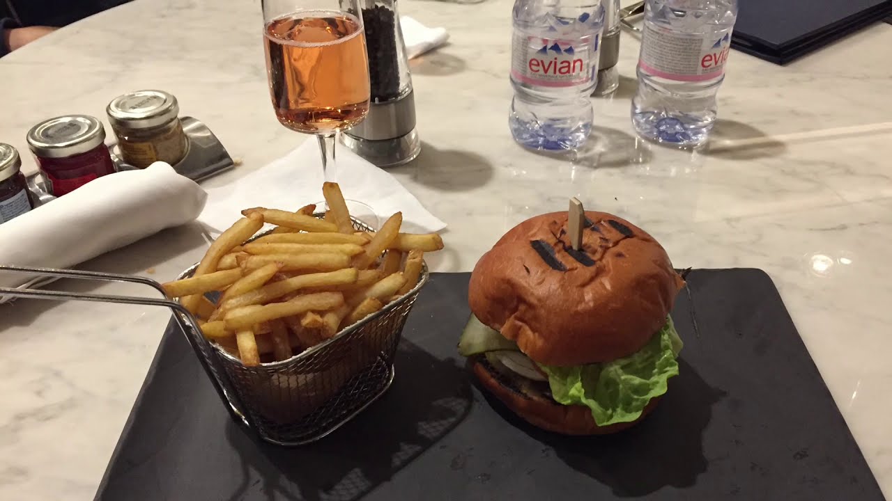 United Airlines Arrivals Lounge thumbnail