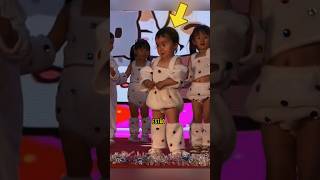 Ela esqueceu os passos da dança e a professora decidiu ajudar