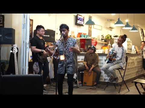 UNTUK PEREMPUAN YANG SEDANG DAALAM PELUKAN -Payung Teduh ( COVER Version )Eloonio