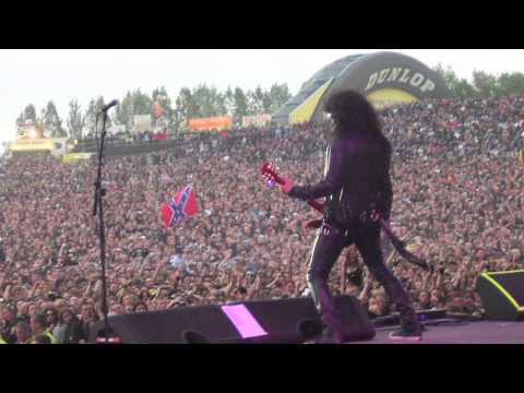 Slash talks about iRig and AmpliTube Slash OFFICIAL app,his signature amps, and being on the road