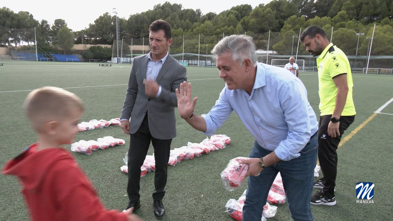 Se entregan las equipaciones a la Escuela de Fútbol