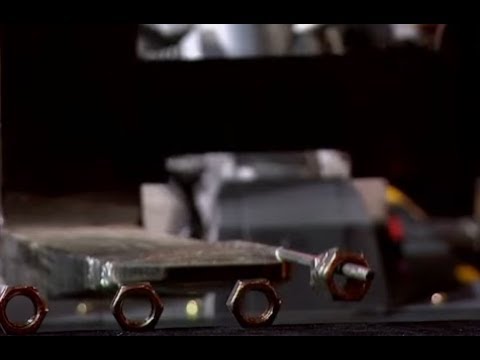 Forklift driver threads rod through nuts | CCTV English