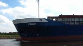 preview picture of video 'Coasters vessel Jütland - IMO 7803475 passing highwaybridge A29'