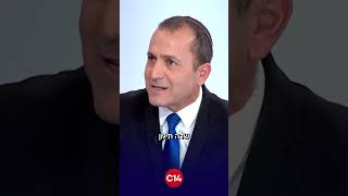 עו"ד אפרים דמרי המייצג את לוחמי כוח 100 עולה להתקפה על החונטה המשפטית (חדשות ערוץ 14) - התמונה מוצגת ישירות מתוך אתר האינטרנט יוטיוב. זכויות היוצרים בתמונה שייכות ליוצרה. קישור קרדיט למקור התוכן נמצא בתוך דף הסרטון